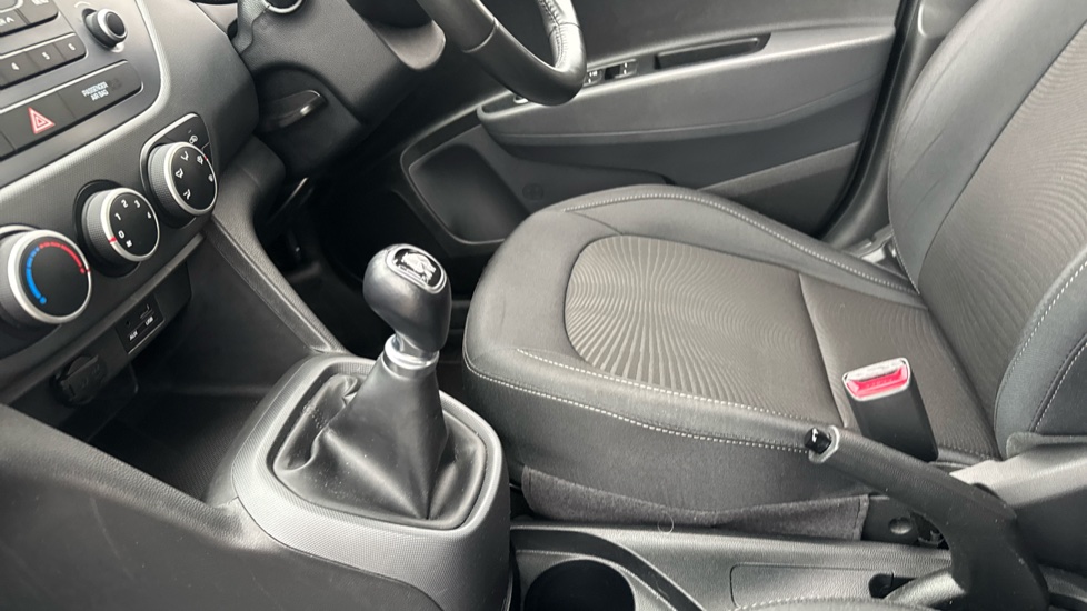 Hyundai i10 1.0 SE 5dr Petrol Hatchback - Image 13