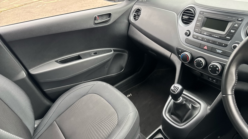 Hyundai i10 1.0 SE 5dr Petrol Hatchback - Image 14