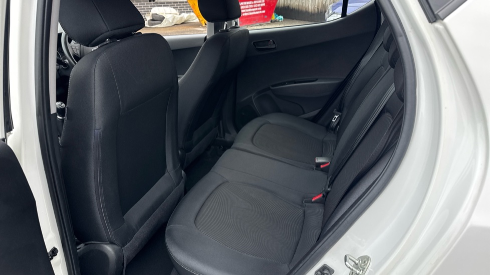 Hyundai i10 1.0 SE 5dr Petrol Hatchback - Image 16
