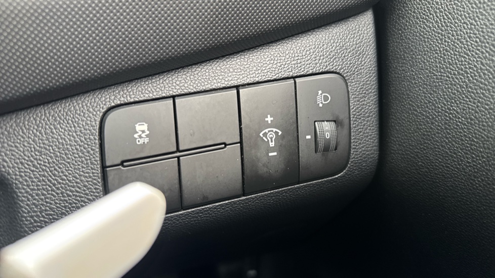 Hyundai i10 1.0 SE 5dr Petrol Hatchback - Image 28
