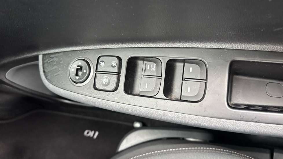Hyundai i10 1.0 SE 5dr Petrol Hatchback - Image 29
