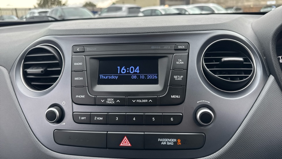 Hyundai i10 1.0 SE 5dr Petrol Hatchback - Image 32