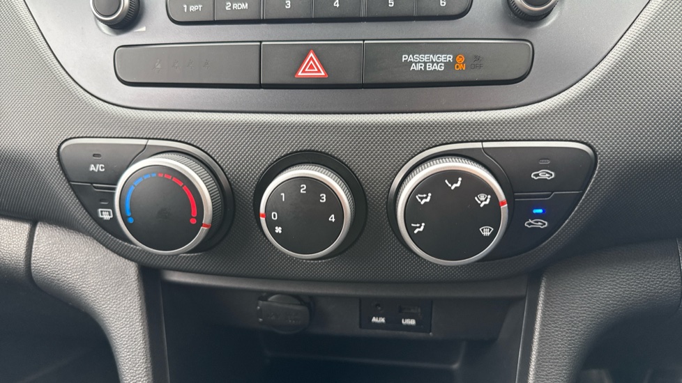 Hyundai i10 1.0 SE 5dr Petrol Hatchback - Image 34