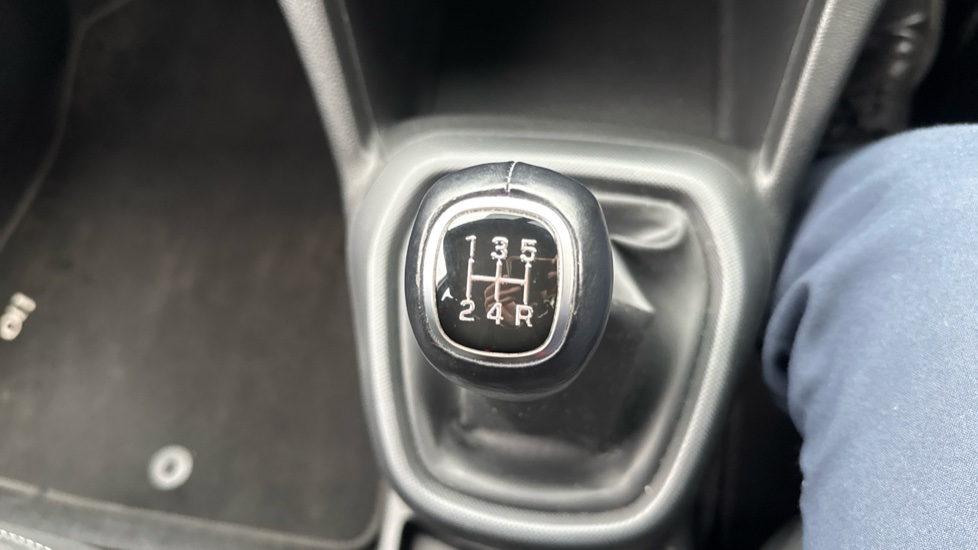 Hyundai i10 1.0 SE 5dr Petrol Hatchback - Image 35