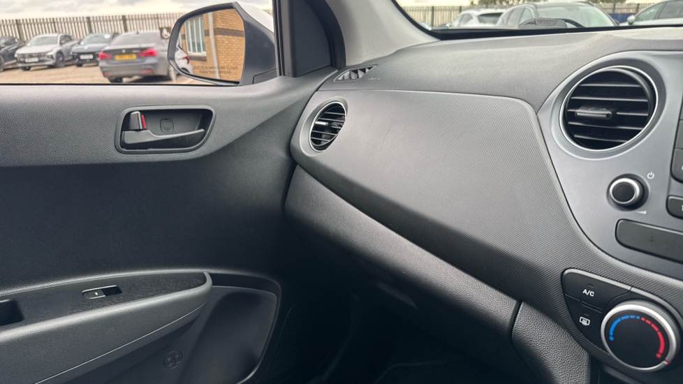 Hyundai i10 1.0 SE 5dr Petrol Hatchback - Image 37