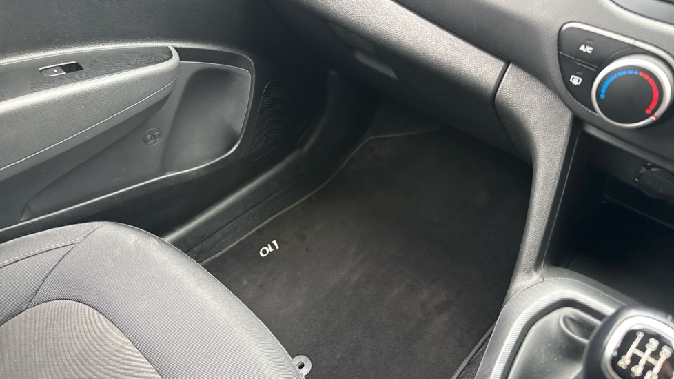 Hyundai i10 1.0 SE 5dr Petrol Hatchback - Image 38