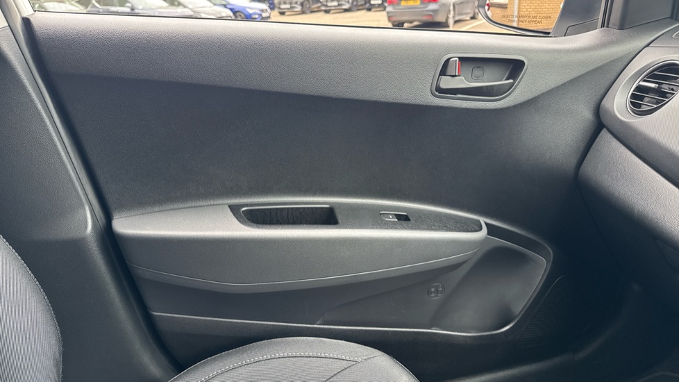 Hyundai i10 1.0 SE 5dr Petrol Hatchback - Image 39