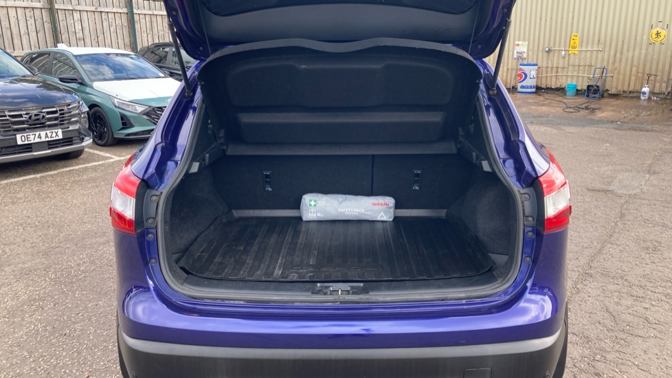 Nissan Qashqai 1.6 dCi N-Connecta 5dr Diesel Hatchback - Image 4