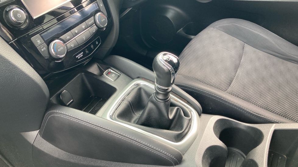 Nissan Qashqai 1.6 dCi N-Connecta 5dr Diesel Hatchback - Image 13