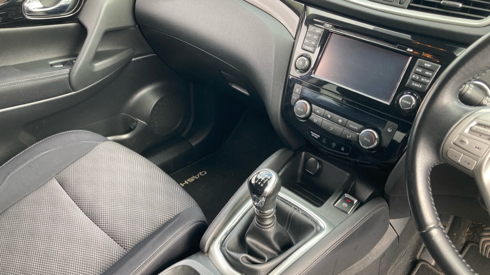 Nissan Qashqai 1.6 dCi N-Connecta 5dr Diesel Hatchback - Image 14