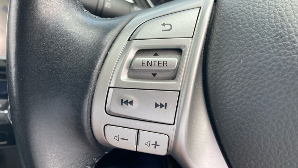 Nissan Qashqai 1.6 dCi N-Connecta 5dr Diesel Hatchback - Image 21