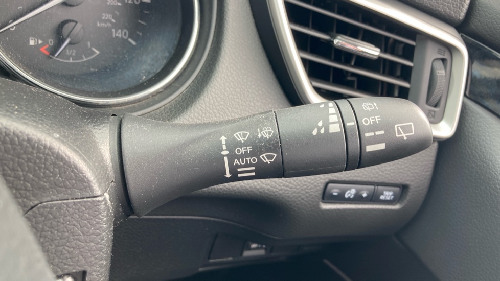 Nissan Qashqai 1.6 dCi N-Connecta 5dr Diesel Hatchback - Image 24