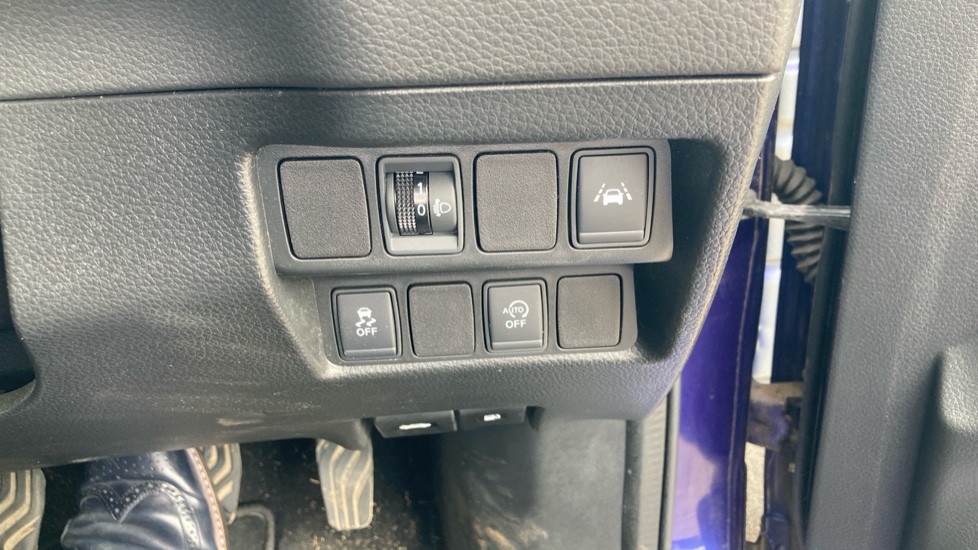 Nissan Qashqai 1.6 dCi N-Connecta 5dr Diesel Hatchback - Image 25