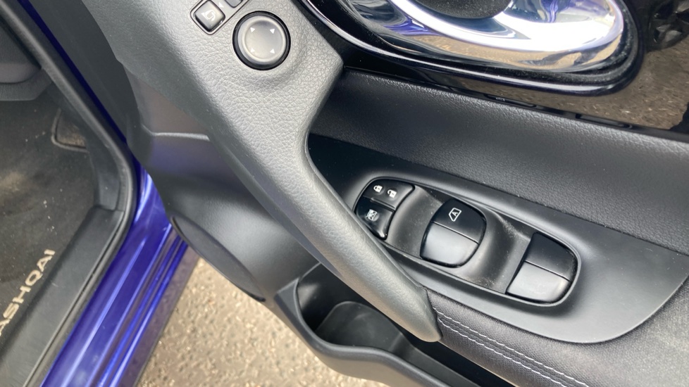 Nissan Qashqai 1.6 dCi N-Connecta 5dr Diesel Hatchback - Image 30