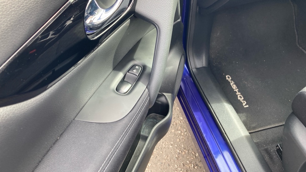 Nissan Qashqai 1.6 dCi N-Connecta 5dr Diesel Hatchback - Image 35