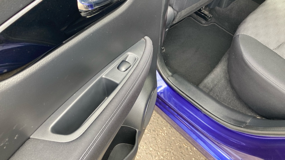 Nissan Qashqai 1.6 dCi N-Connecta 5dr Diesel Hatchback - Image 36