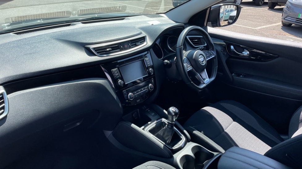 Nissan Qashqai 1.3 DiG-T Acenta Premium 5dr Petrol Hatchback - Image 9