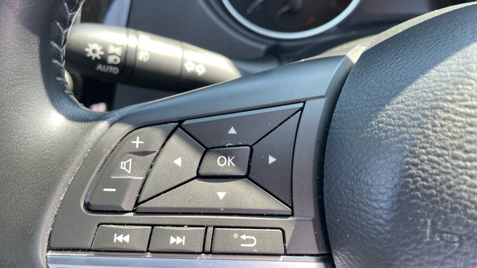 Nissan Qashqai 1.3 DiG-T Acenta Premium 5dr Petrol Hatchback - Image 21