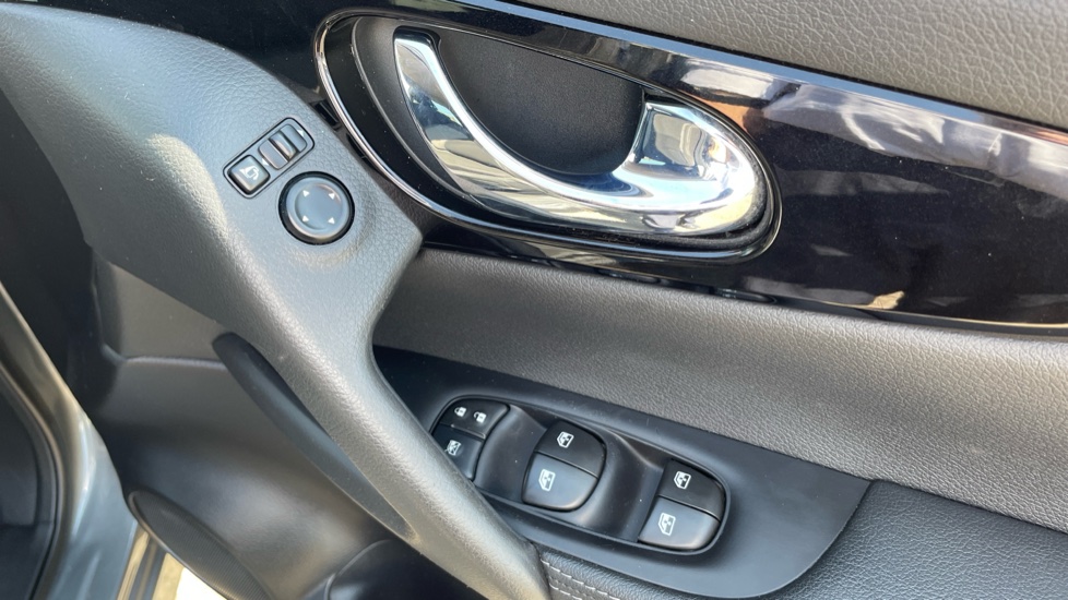 Nissan Qashqai 1.3 DiG-T Acenta Premium 5dr Petrol Hatchback - Image 30