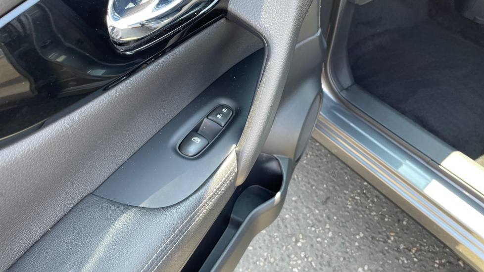 Nissan Qashqai 1.3 DiG-T Acenta Premium 5dr Petrol Hatchback - Image 37