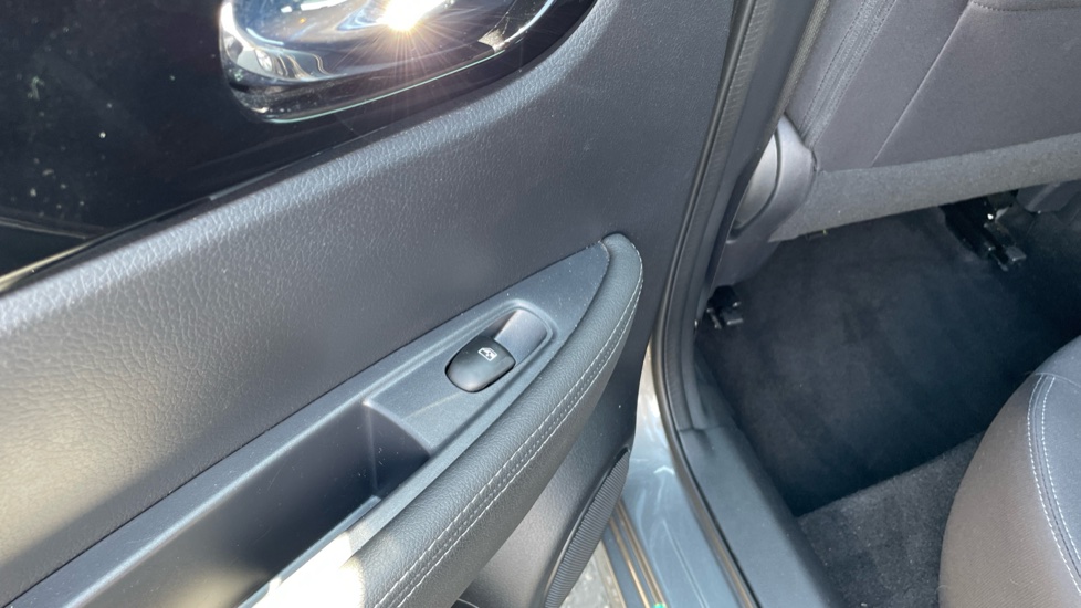 Nissan Qashqai 1.3 DiG-T Acenta Premium 5dr Petrol Hatchback - Image 38