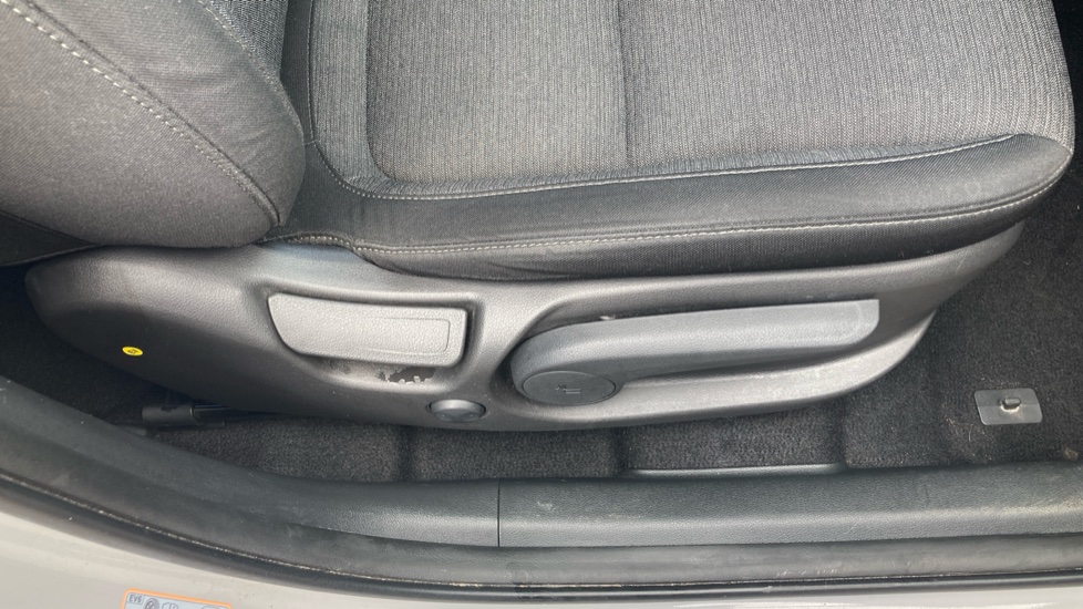 Hyundai KONA 150kW Premium 64kWh 5dr Auto Electric Hatchback - Image 33