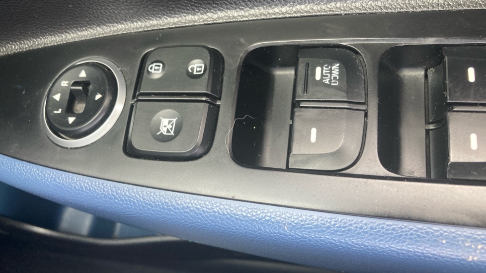 Hyundai i10 1.0 SE 5dr Petrol Hatchback - Image 24