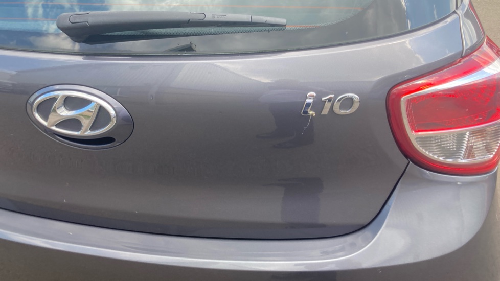 Hyundai i10 1.0 SE 5dr Petrol Hatchback - Image 32
