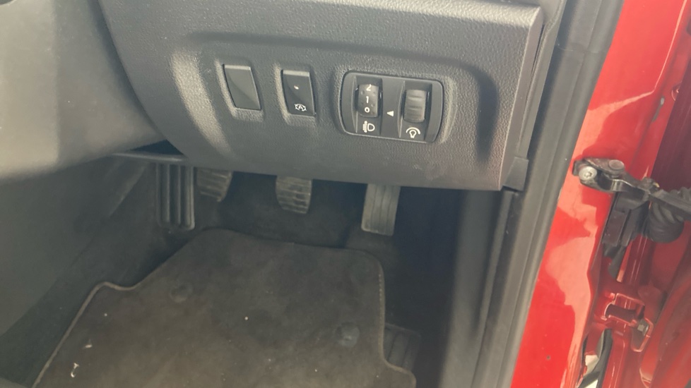 Renault Captur 0.9 TCE 90 Iconic 5dr Petrol Hatchback - Image 32