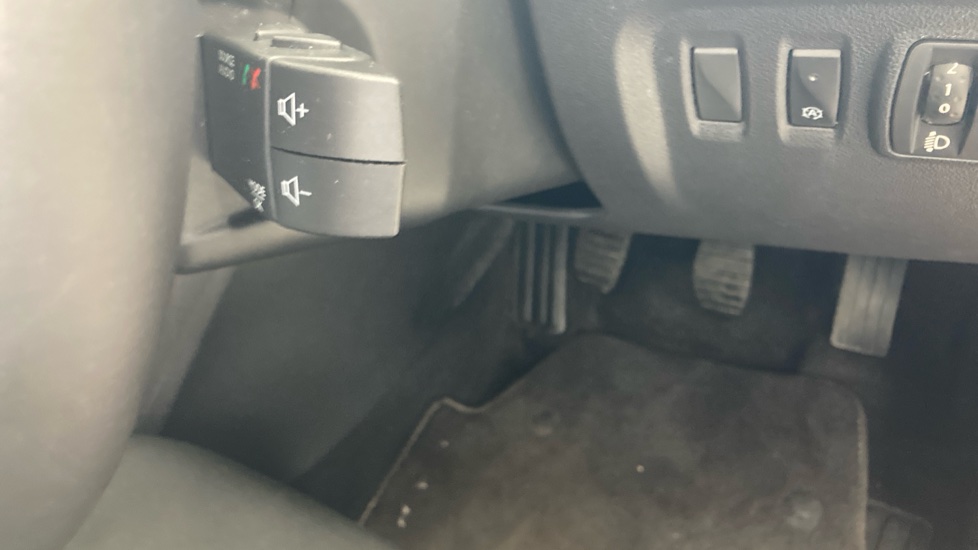 Renault Captur 0.9 TCE 90 Iconic 5dr Petrol Hatchback - Image 33