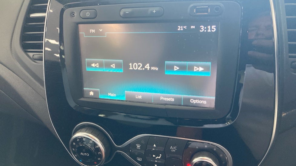 Renault Captur 0.9 TCE 90 Iconic 5dr Petrol Hatchback - Image 38
