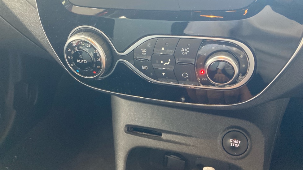 Renault Captur 0.9 TCE 90 Iconic 5dr Petrol Hatchback - Image 41