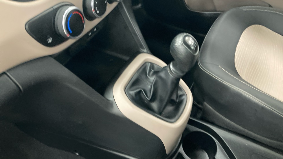Hyundai i10 1.0 S 5dr Petrol Hatchback - Image 13