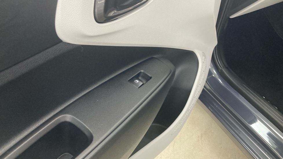 Hyundai i10 1.2 [79] Premium 5dr Auto [Nav] Petrol Hatchback - Image 40