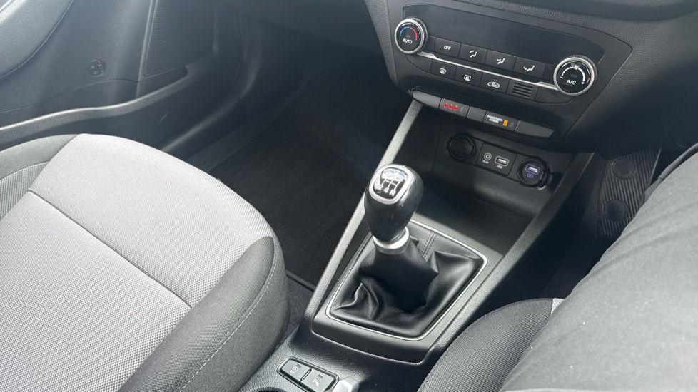 Hyundai i20 1.2 MPi Premium Nav 5dr Petrol Hatchback - Image 13