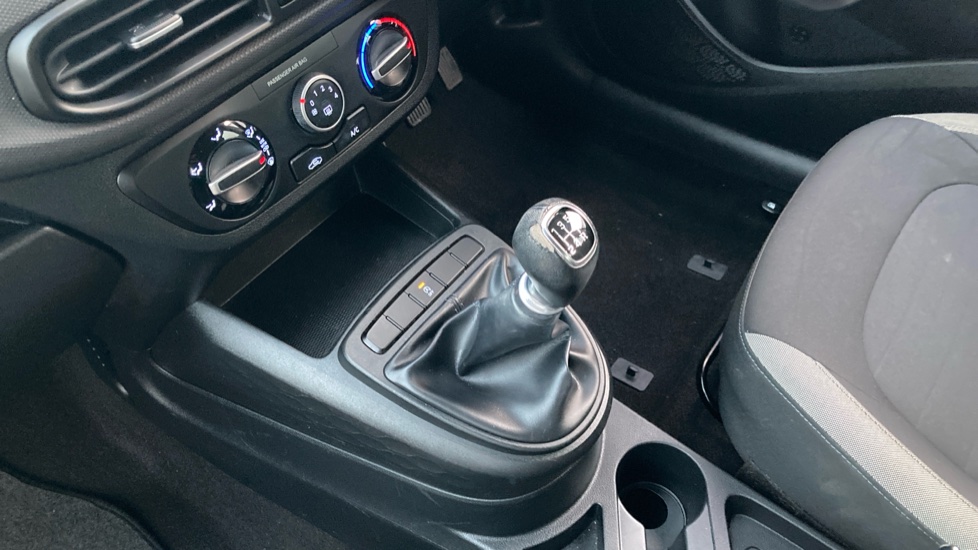 Hyundai i10 1.0 MPi SE Connect 5dr Petrol Hatchback - Image 13