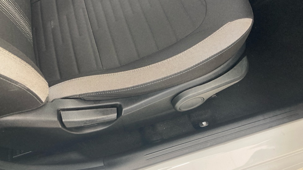 Hyundai i10 1.2 MPi SE Connect 5dr Auto Petrol Hatchback - Image 41