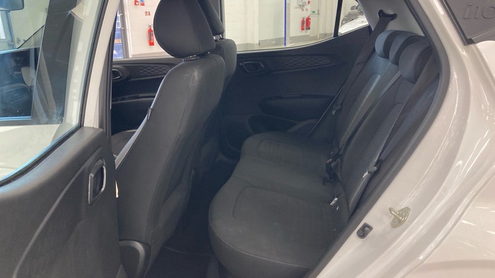 Hyundai i10 1.0 [63] Advance 5dr [Nav] Petrol Hatchback - Image 16