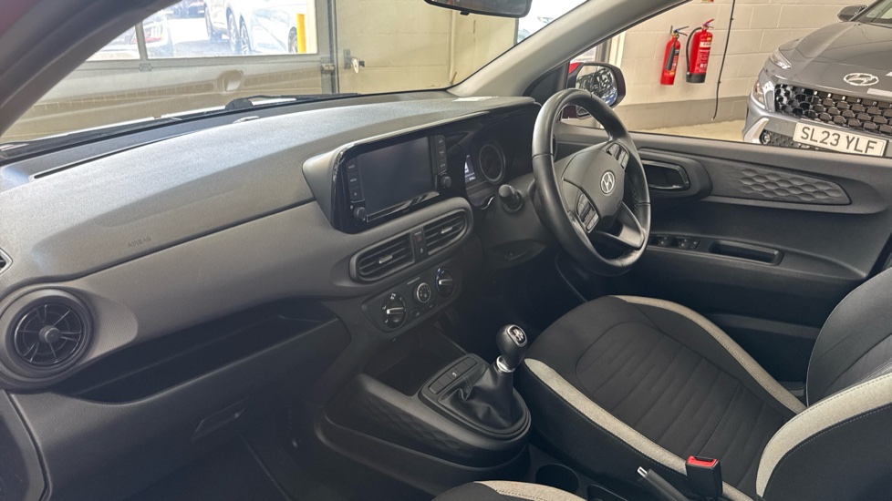 Hyundai i10 1.0 MPi SE Connect 5dr Petrol Hatchback - Image 9