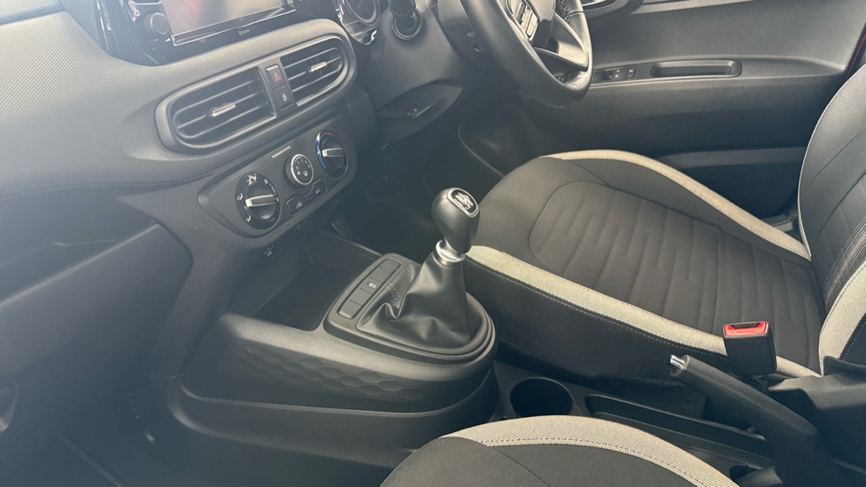 Hyundai i10 1.0 MPi SE Connect 5dr Petrol Hatchback - Image 13