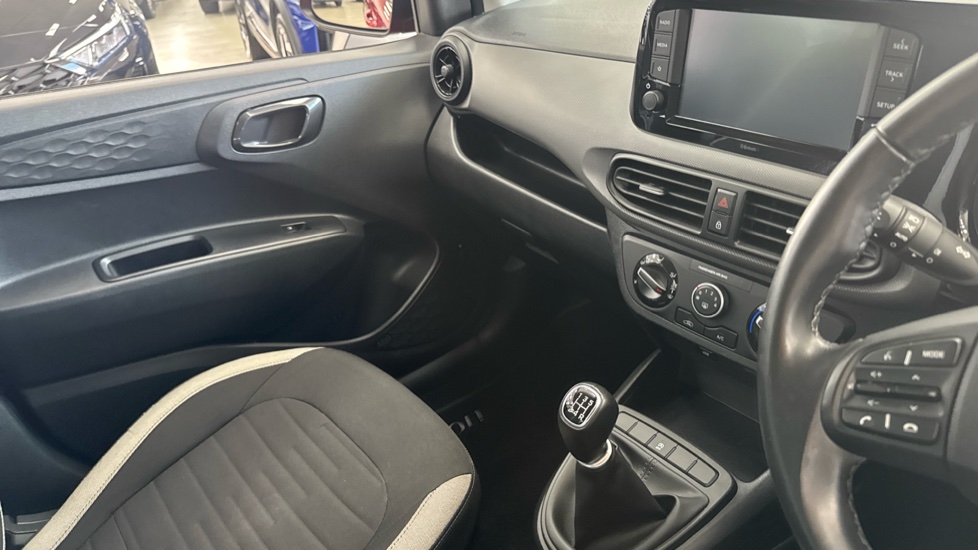 Hyundai i10 1.0 MPi SE Connect 5dr Petrol Hatchback - Image 14