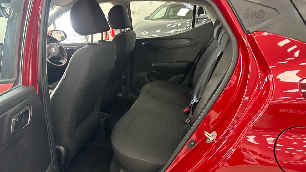 Hyundai i10 1.0 MPi SE Connect 5dr Petrol Hatchback - Image 16