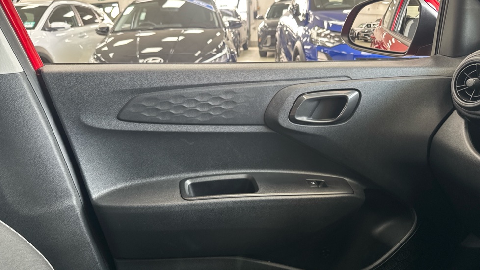 Hyundai i10 1.0 MPi SE Connect 5dr Petrol Hatchback - Image 32