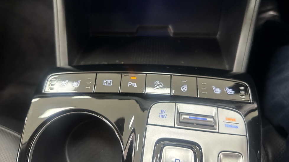 Hyundai TUCSON 1.6 TGDi Plug-in Hybrid Ultimate 5dr 4WD Auto Estate - Image 27