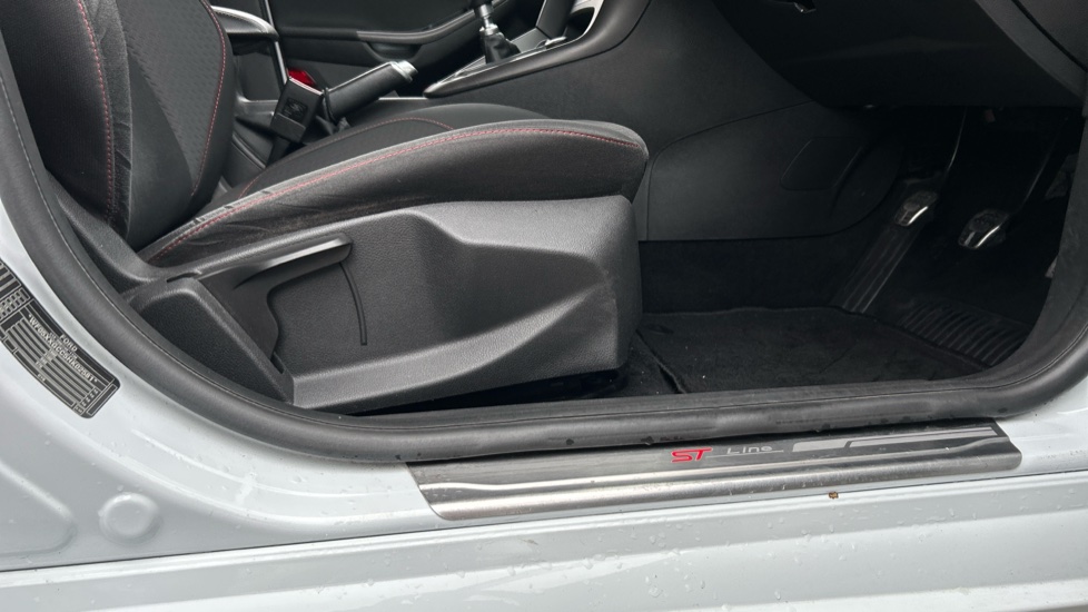 Ford Focus 1.5 TDCi 120 ST-Line 5dr Diesel Hatchback - Image 33