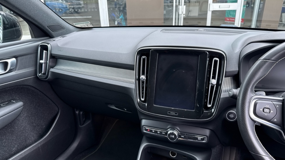 Volvo XC40 1.5 T3 [163] R DESIGN 5dr Geartronic Petrol Estate - Image 14