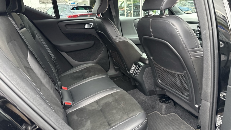 Volvo XC40 1.5 T3 [163] R DESIGN 5dr Geartronic Petrol Estate - Image 16
