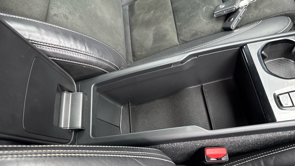 Volvo XC40 1.5 T3 [163] R DESIGN 5dr Geartronic Petrol Estate - Image 34