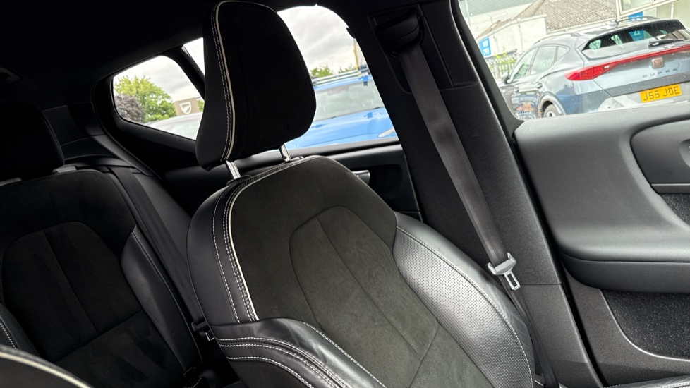 Volvo XC40 1.5 T3 [163] R DESIGN 5dr Geartronic Petrol Estate - Image 36