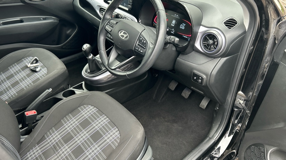 Hyundai i10 1.2 MPi Premium 5dr Petrol Hatchback - Image 11